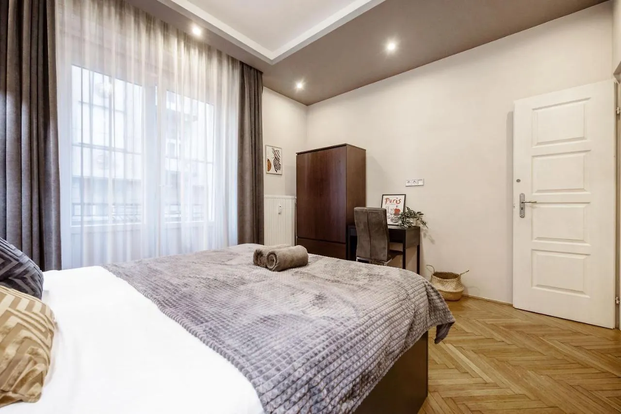 Apartment Chill On The Screened Balcony-Budapest Most Historic Landmarks