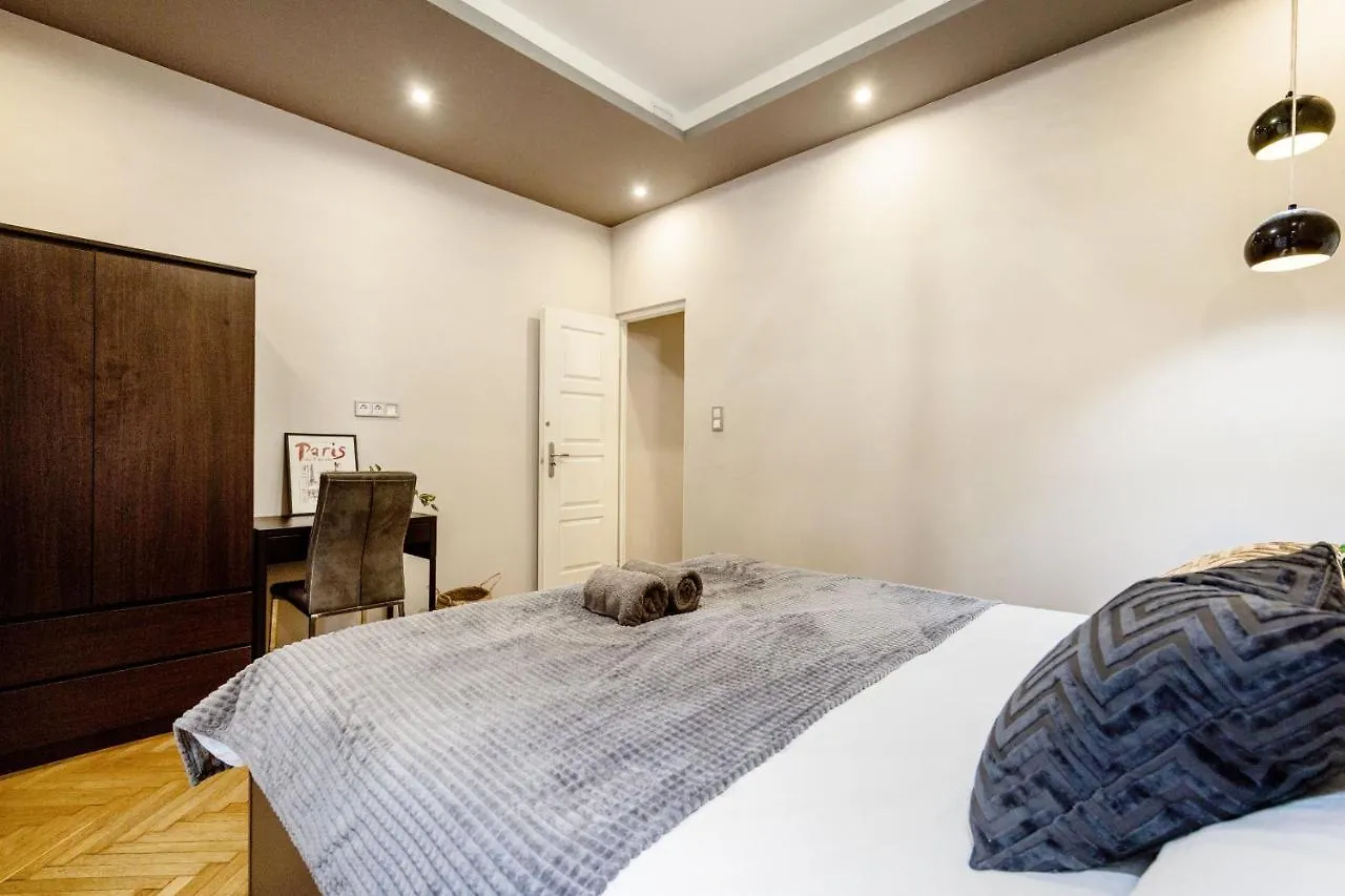 Chill On The Screened Balcony-Budapest Most Historic Landmarks Apartment